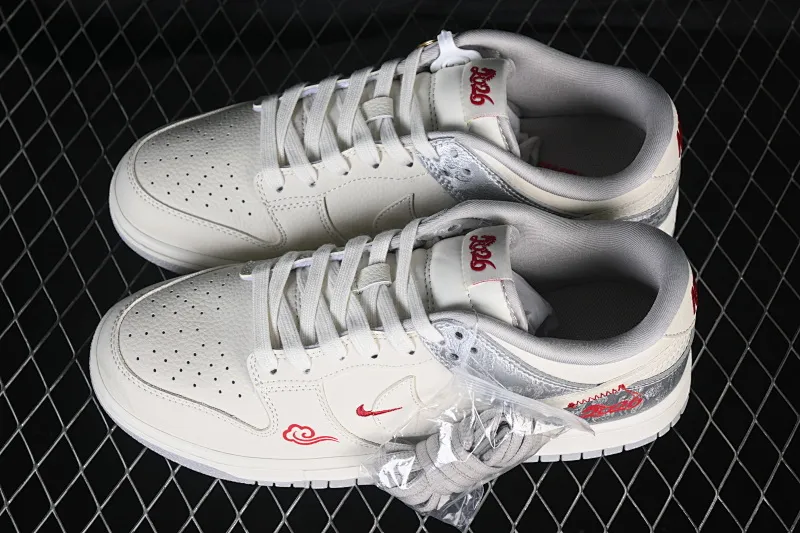 All categories Nk SB Dunk Series Nk SB Dunk Low High-end customized low-top sneakers Nike SB Dunk Low Year of the Horse limited edition Silver Chinese style High-end customized low-top casual sneakers DS6608-022